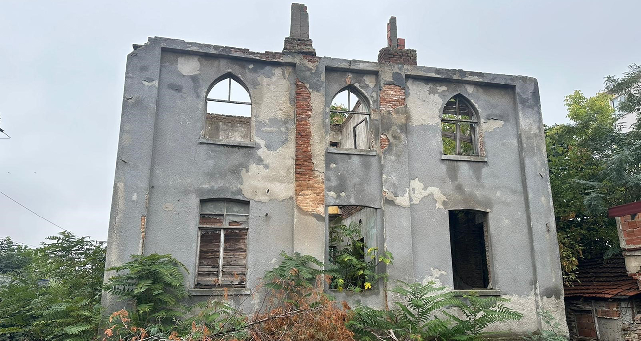 Sultan II. Abdülhamid Han’ın inşa ettirdiği postane binası restore edilmeyi bekliyor