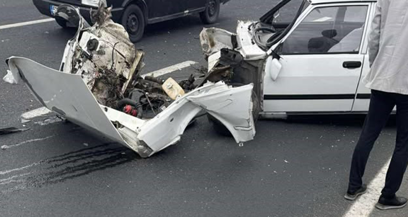 Tofaş marka otomobilin motoru fırladı: 2 yaralı