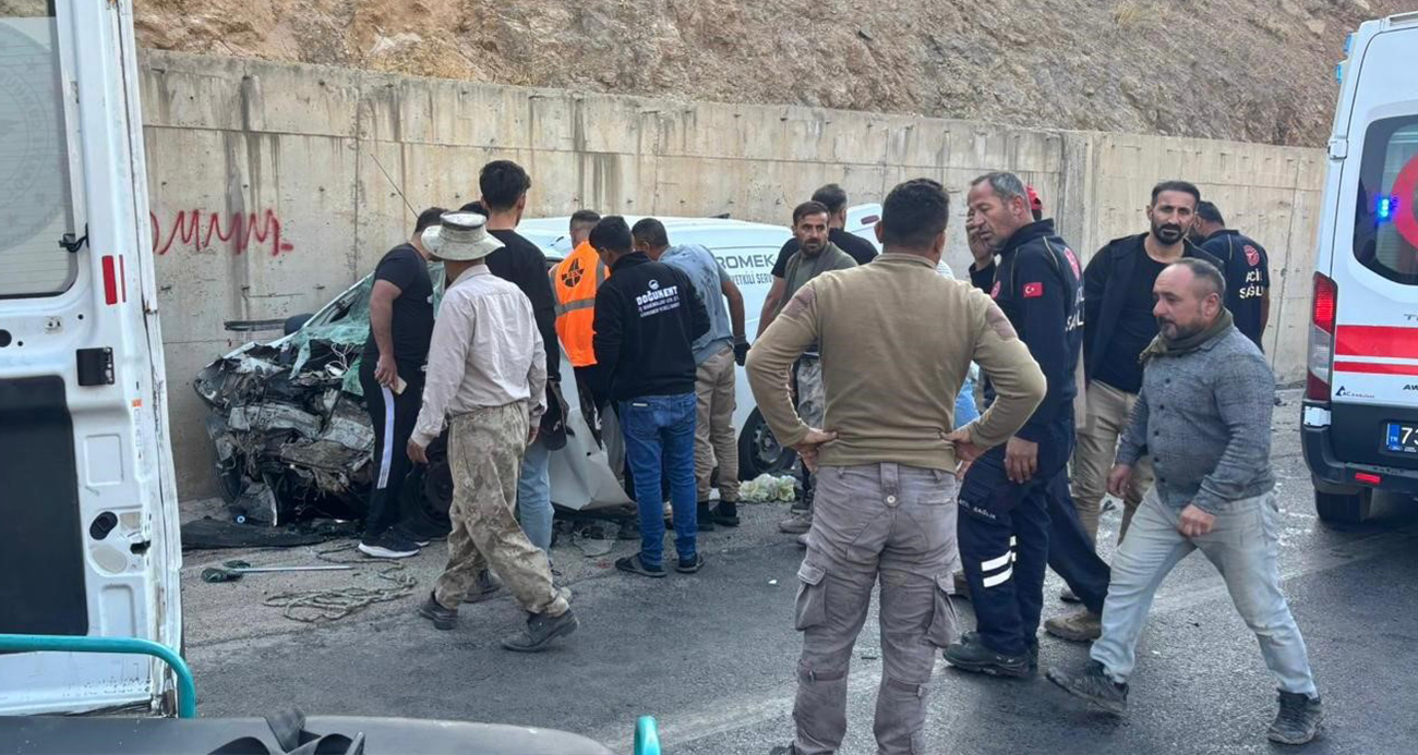 Şırnak’ta yolcu minibüsü ile hafif ticari araç çarpıştı: 2’si ağır 14 yaralı