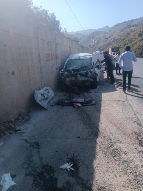 Şırnak’ta yolcu minibüsü ile hafif ticari araç çarpıştı: 2’si ağır 14 yaralı