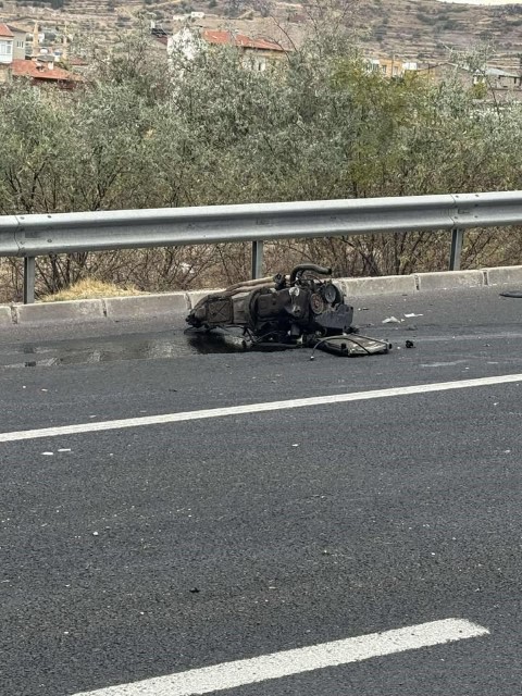 Tofaş marka otomobilin motoru fırladı: 2 yaralı