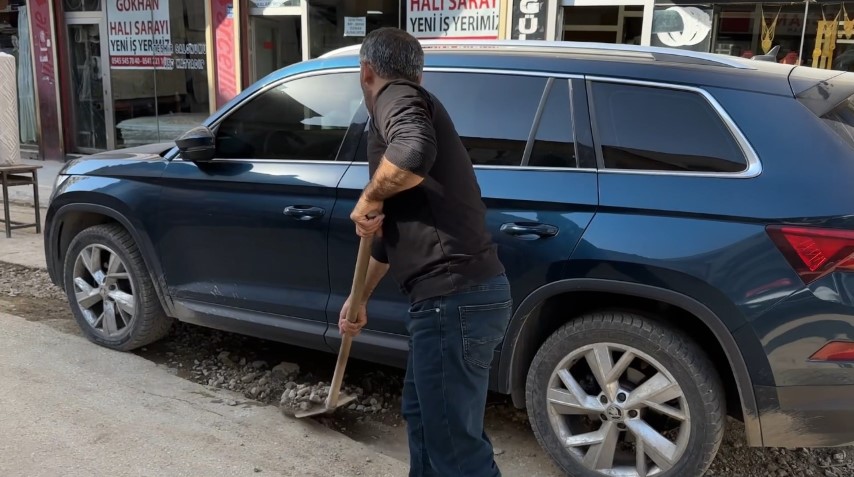 Yüksekova’da doğalgaz çalışmaları tamamlanmadı, kazılan yollar öylece kaldı
