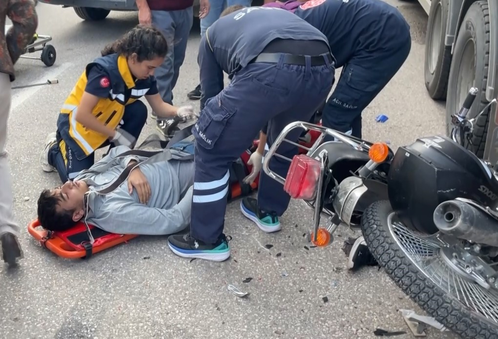 Sinyal vermeyen sürücü kazaya sebep oldu, 1 kişi yaralandı: O anlar kamerada