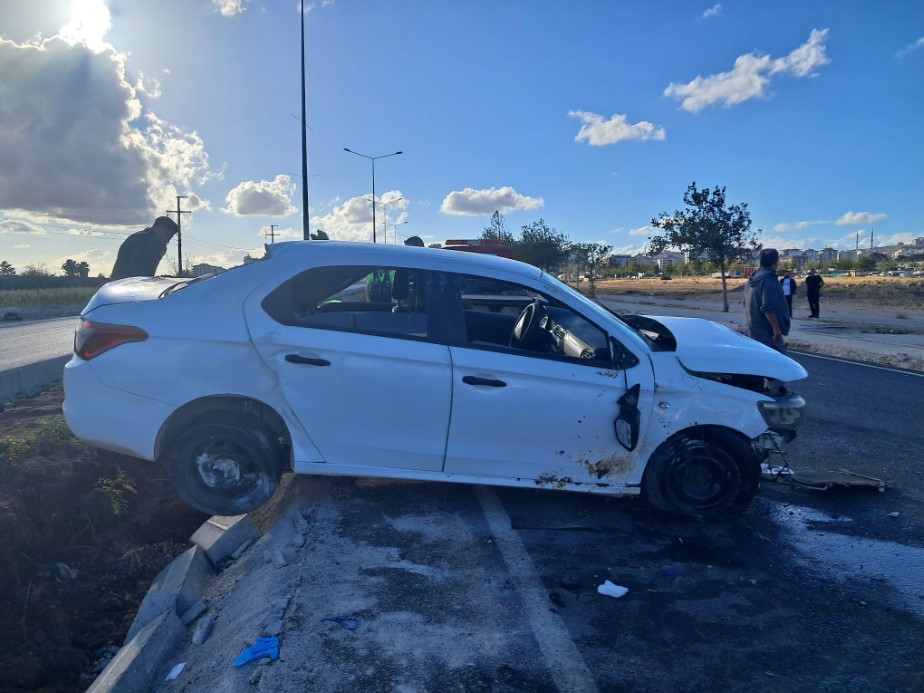 Kilis’te otomobil refüje çarptı: 2 ağır yaralı