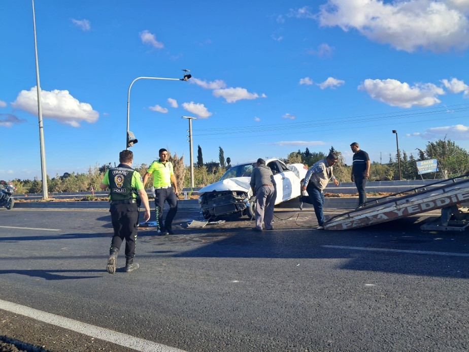 Kilis’te otomobil refüje çarptı: 2 ağır yaralı