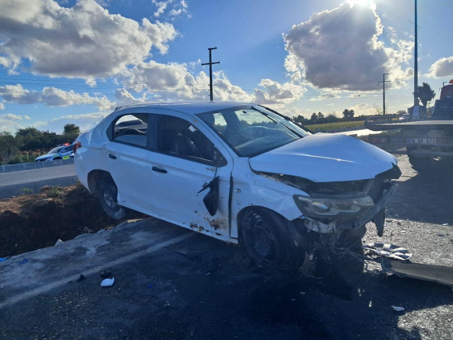 Kilis’te otomobil refüje çarptı: 2 ağır yaralı