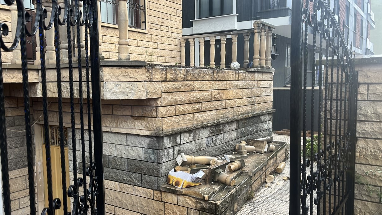 Gebze 14 yaşındaki çocuğun üzerine beton korkuluk düştü