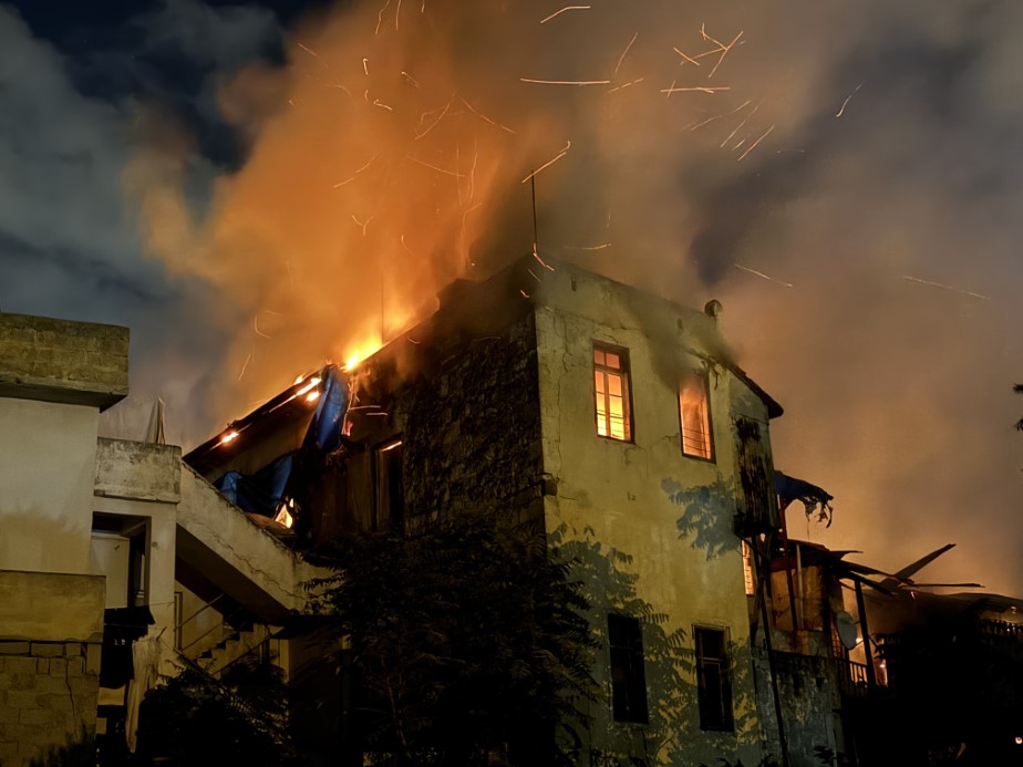 Tarsus’ta iş yerinde çıkan yangın 2 binaya sıçradı