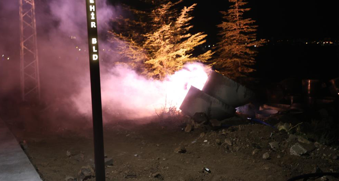 Yağmur kısa devre yaptırdı, elektrik kablosu alev alev yandı