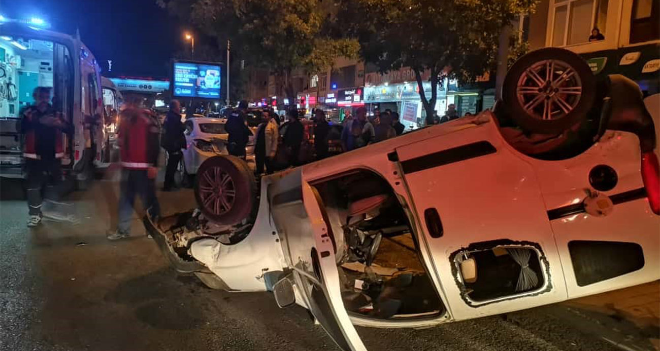 Takla atan hafif ticari araç park halindeki 2 otomobile çarptı: 3 yaralı