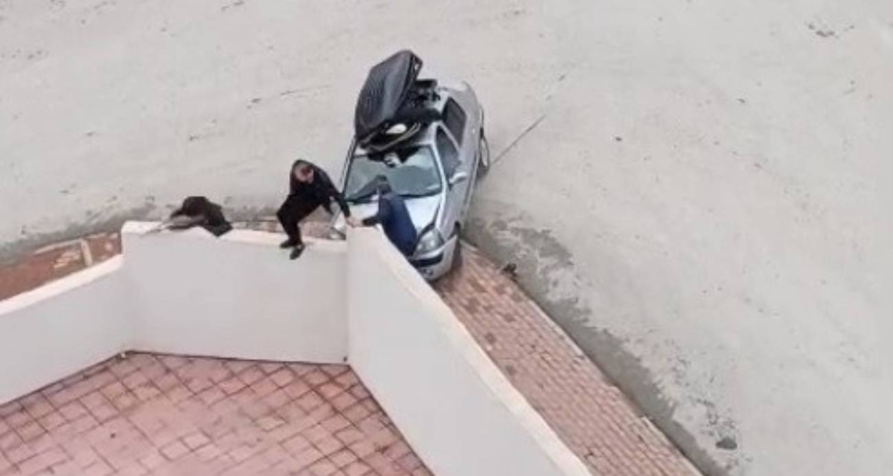 Aracını 3 kişinin üzerine sürdüğü anlar kameraya yansıdı