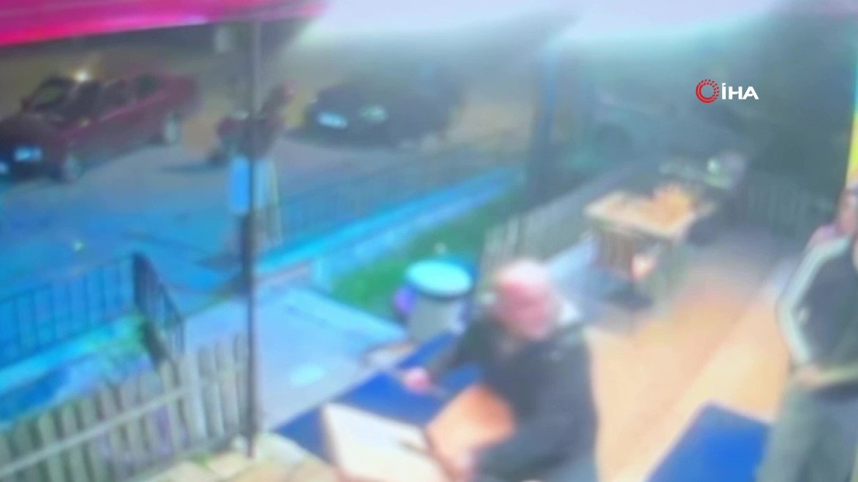 Bolu’da dönerciye sopalı ve yumruklu saldırı anları görüntülendi