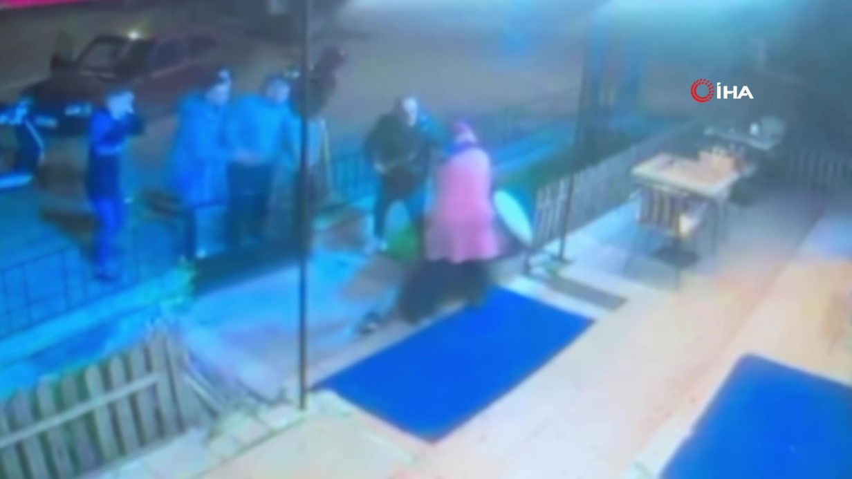 Bolu’da dönerciye sopalı ve yumruklu saldırı anları görüntülendi