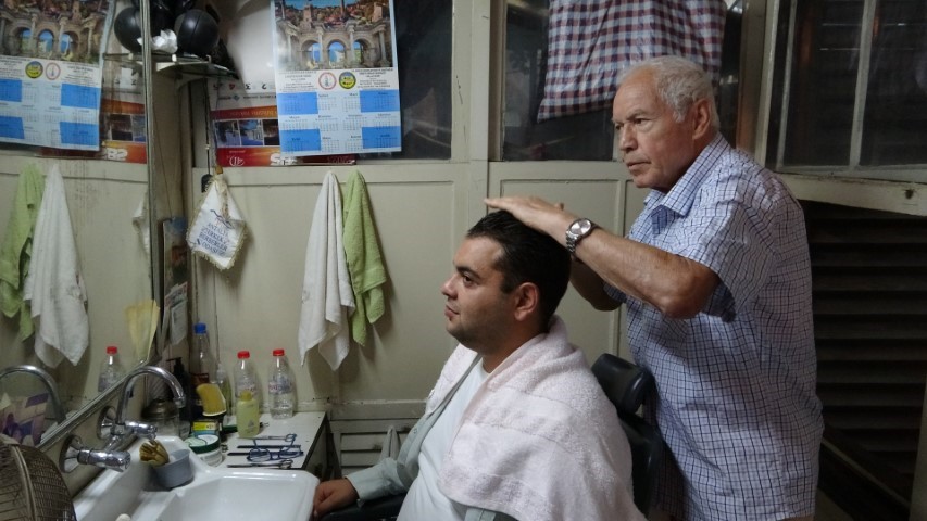 Tek koltuklu dükkanda yarım asırlık zanaat: 45 yıldır aynı kulübede berberlik yapıyor
