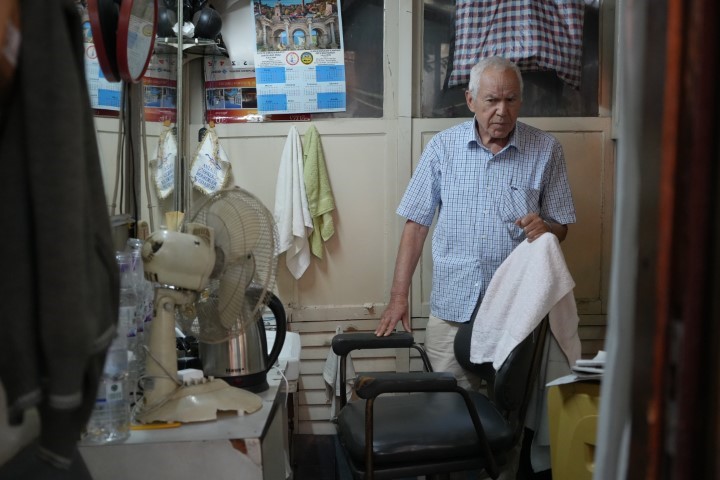 Tek koltuklu dükkanda yarım asırlık zanaat: 45 yıldır aynı kulübede berberlik yapıyor