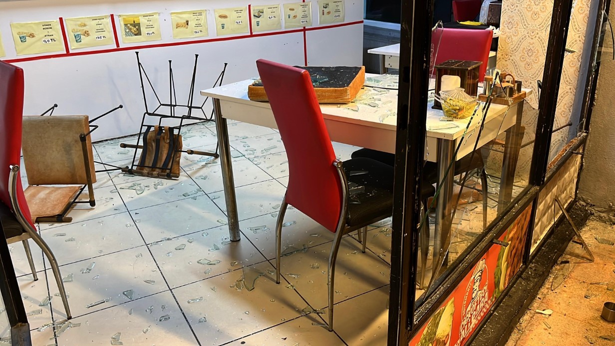 Bolu’da dönerciye sopalı ve yumruklu saldırı anları görüntülendi