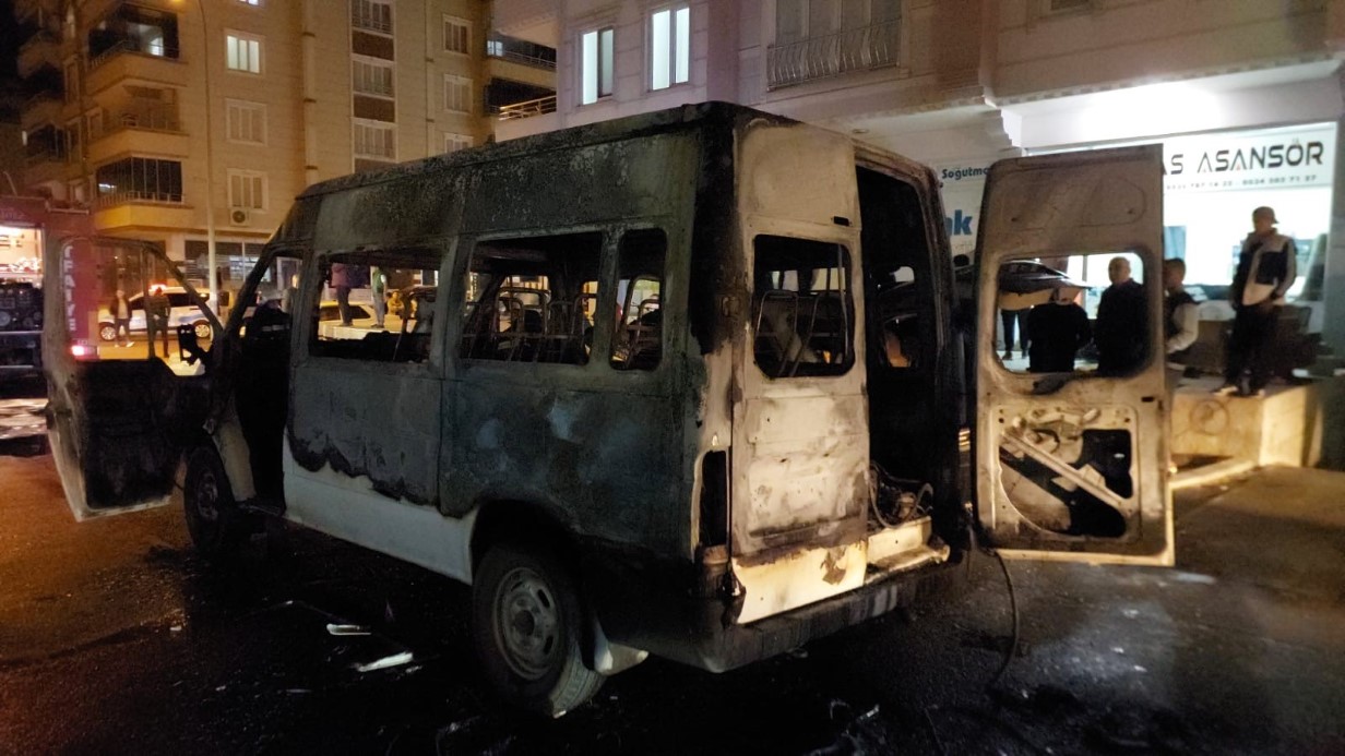 Park halindeki minibüs alev topuna döndü