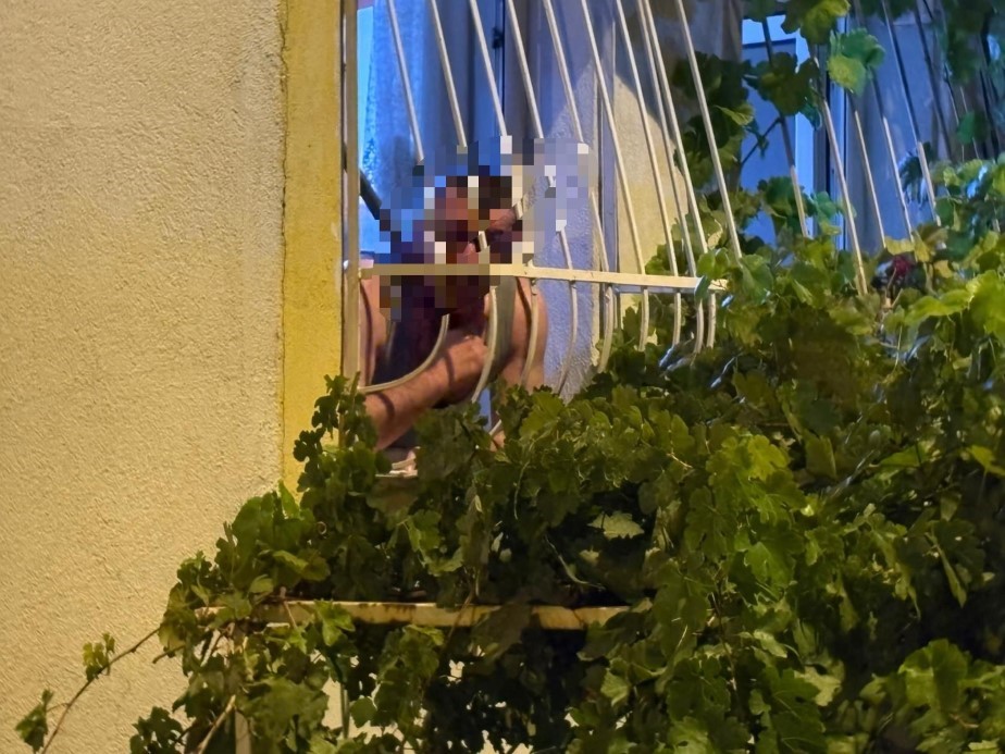 Pencerede korku dolu anlar: Döner bıçağıyla kendini kesmeye çalıştı