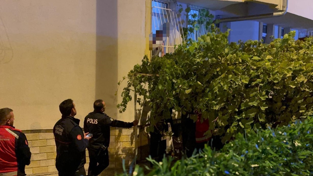 Pencerede korku dolu anlar: Döner bıçağıyla kendini kesmeye çalıştı