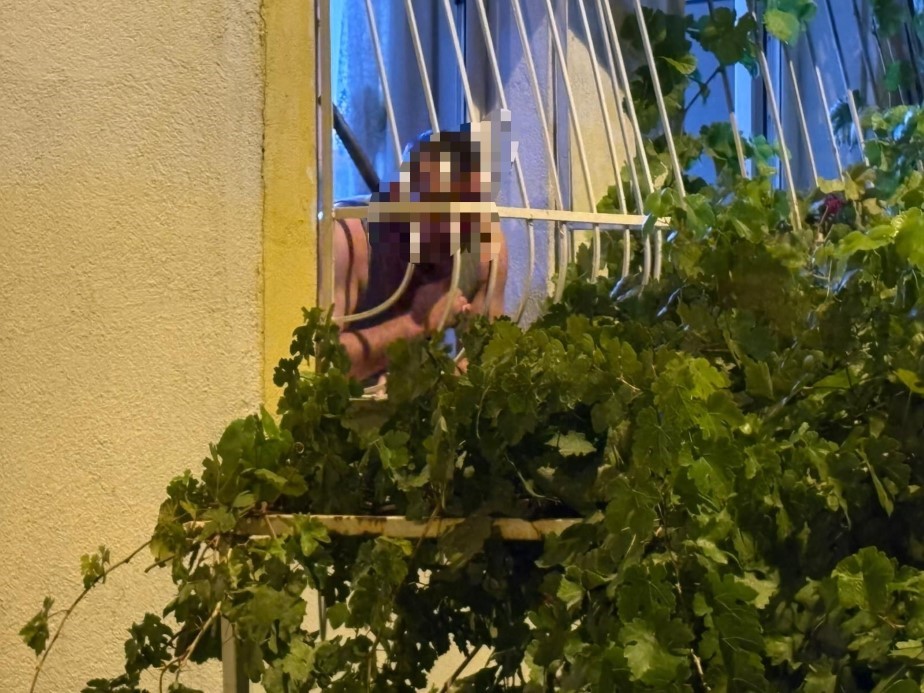 Pencerede korku dolu anlar: Döner bıçağıyla kendini kesmeye çalıştı