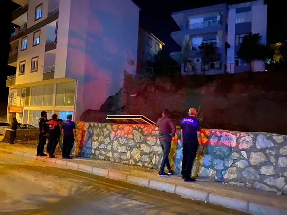 Antalya’da inşaat kazı çalışmaları sırasında toprak kayması: Bir ev tahliye edildi