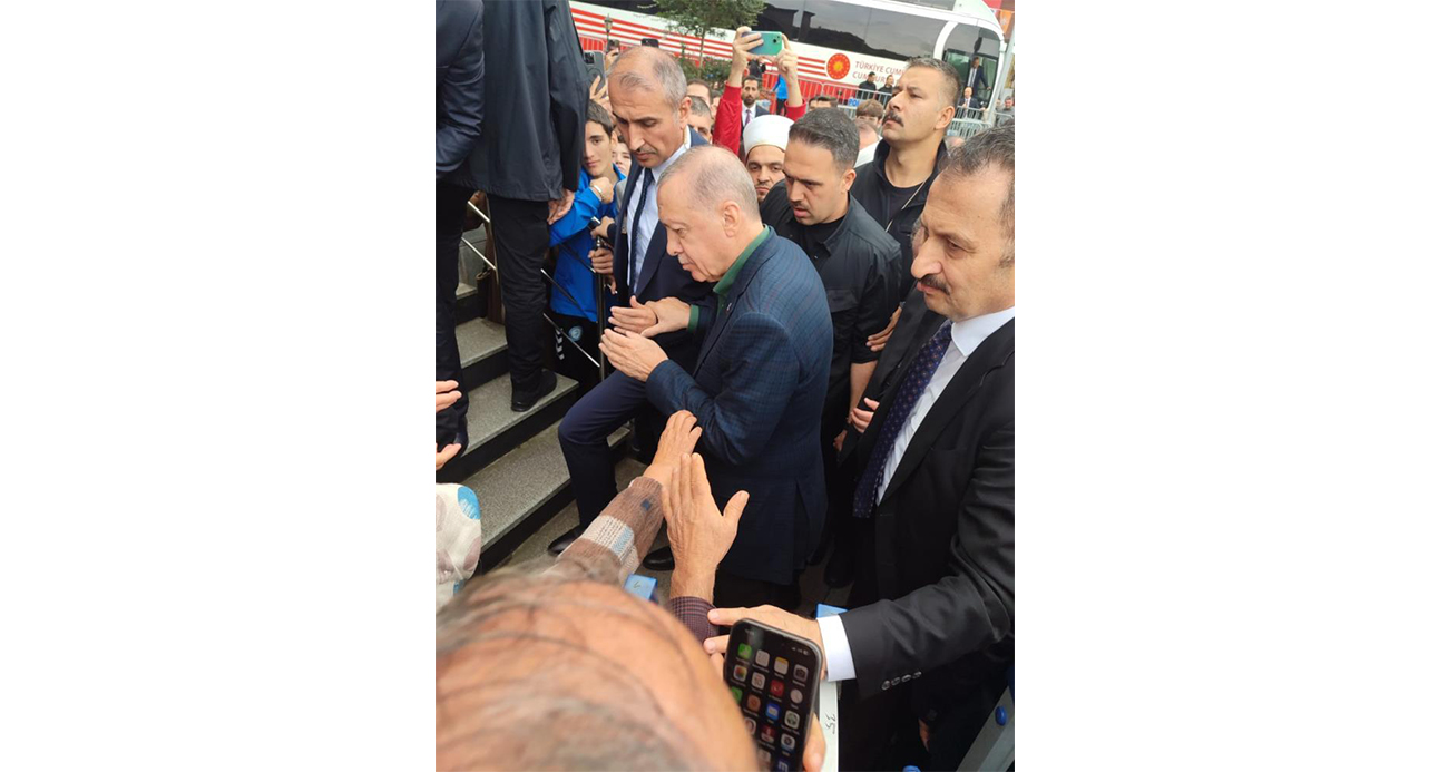 Cumhurbaşkanı Erdoğan cuma namazını Güneysu Merkez Camii’nde kıldı