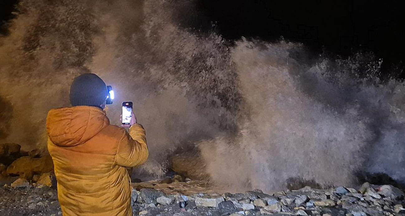 Karadeniz’de dalgaların boyu 8 metreyi aştı