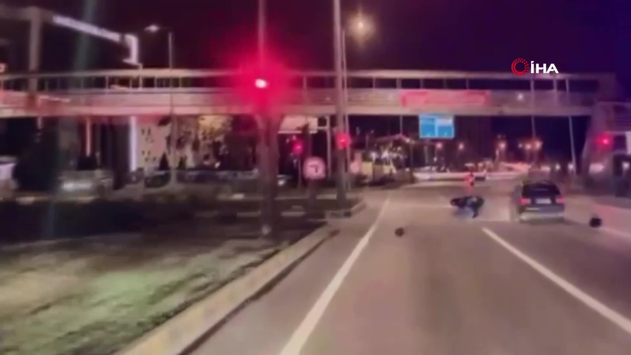 Kırmızı ışıkta bekleyen motosikletli canından oluyordu