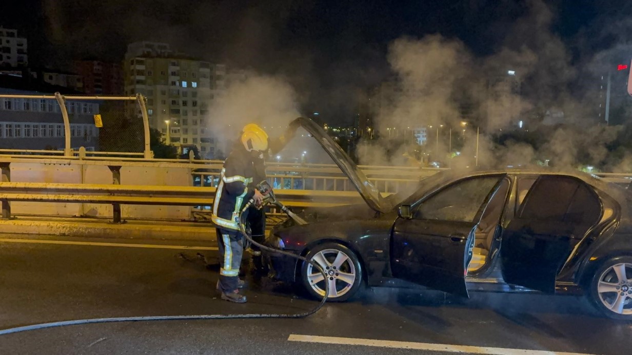 Seyir halindeki otomobil alev aldı