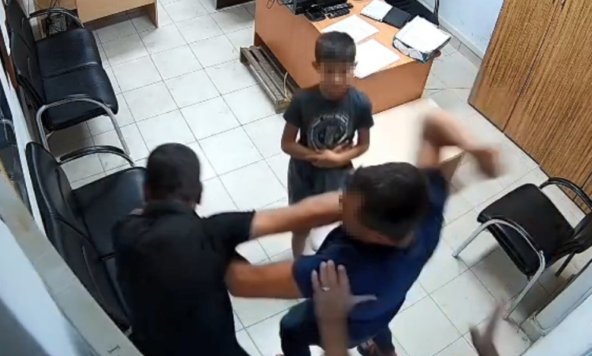 Boşanma aşamasında kocaya, polis merkezinde kayınço dayağı kamerada