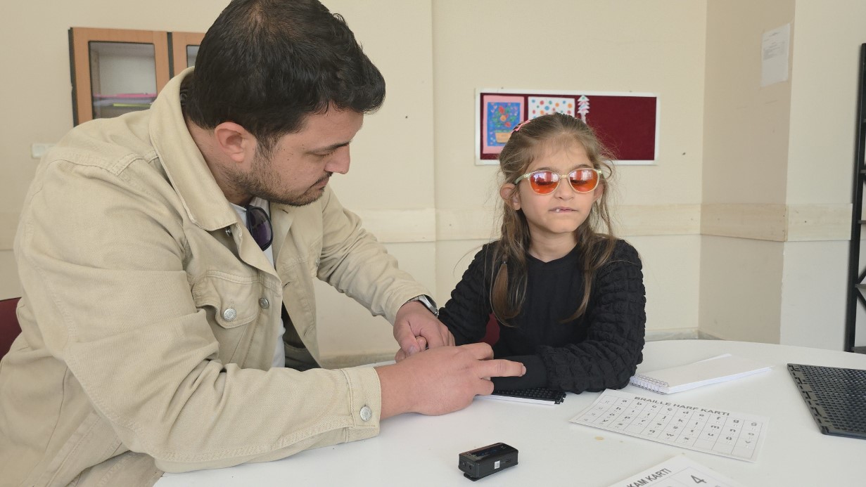 Kalbi küçük, azmi büyük: Defne’nin öğrenme mücadelesi ilham oldu