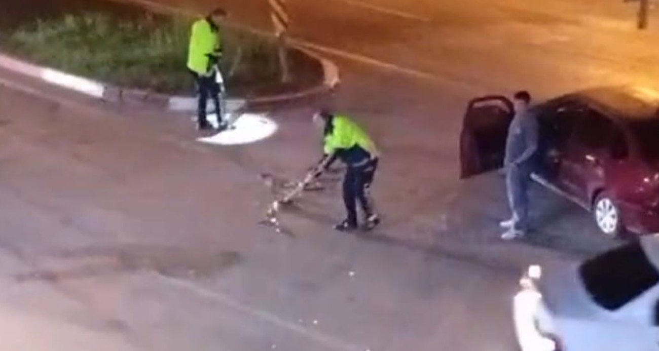 Kaza sonrası trafik polisi yolu süpürgeyle temizledi