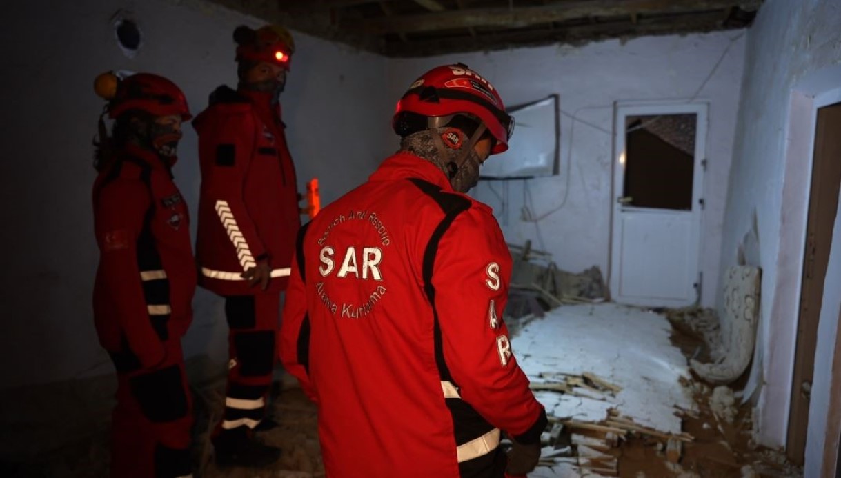 Düğün çerezi hazırlayan ailenin başına evin tavanı çöktü