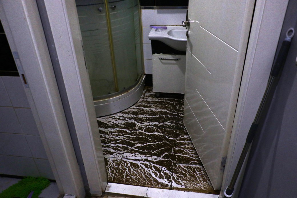 Yağmurun etkisiyle atık borusu evine taşan adamdan ABB’ye isyan