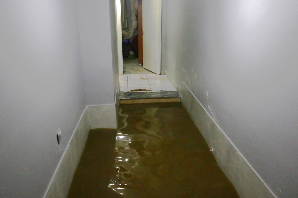 Yağmurun etkisiyle atık borusu evine taşan adamdan ABB’ye isyan