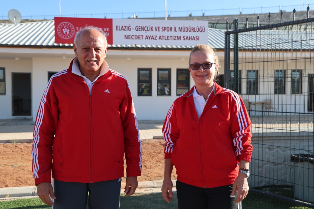 Necdet Ayaz, adının verildiği sahada eşiyle birlikte koştu