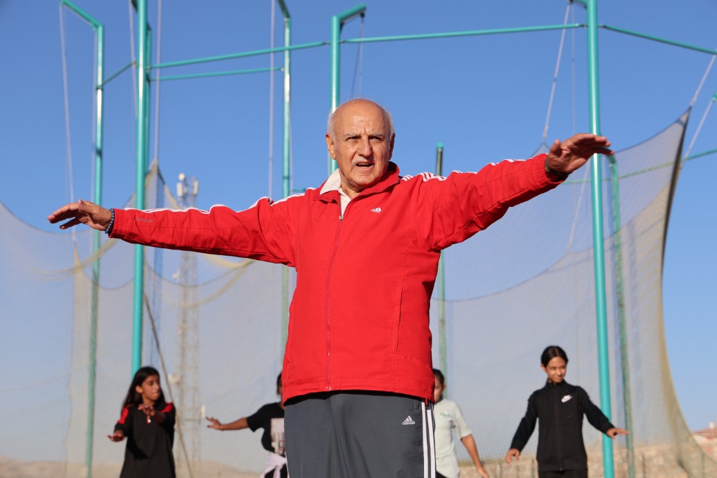 Necdet Ayaz, adının verildiği sahada eşiyle birlikte koştu