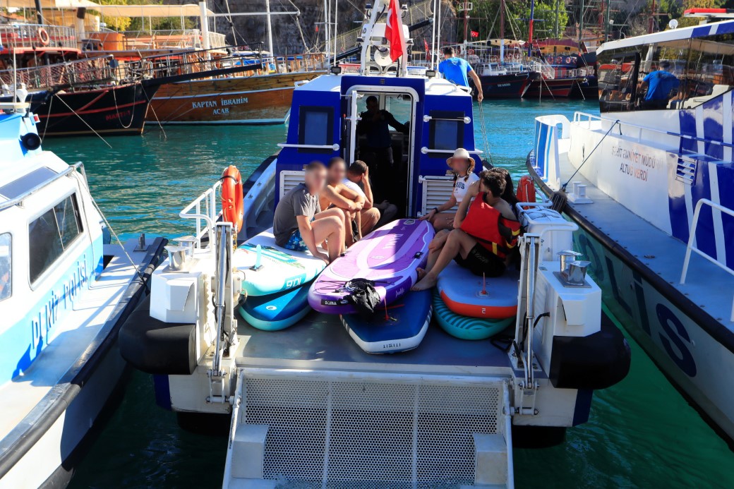 Akdeniz’de 19 SUP board yapan gençler rüzgarla 2 mil açığa sürüklendi