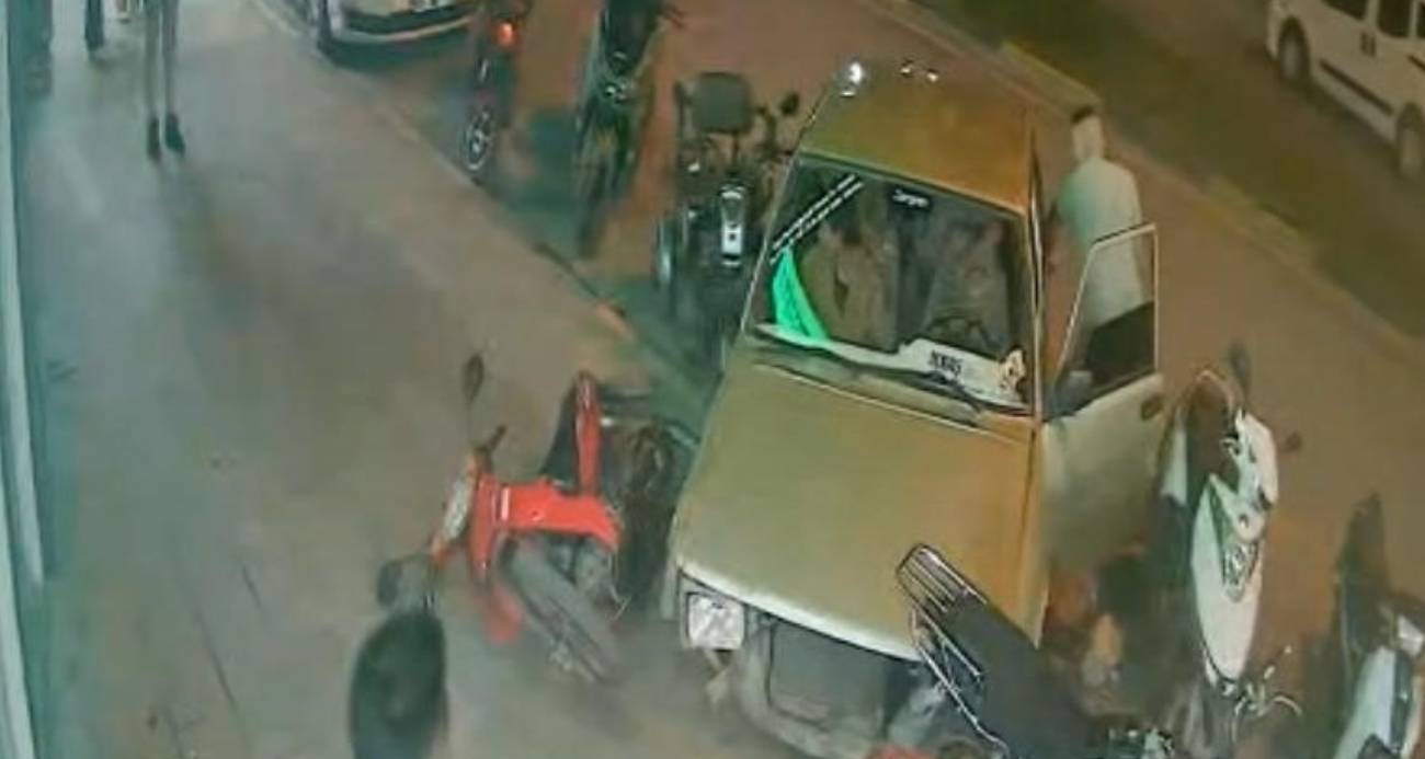 Kaza yaptıkları aracı bırakıp kaçtılar: Kaza anı güvenlik kamerasında