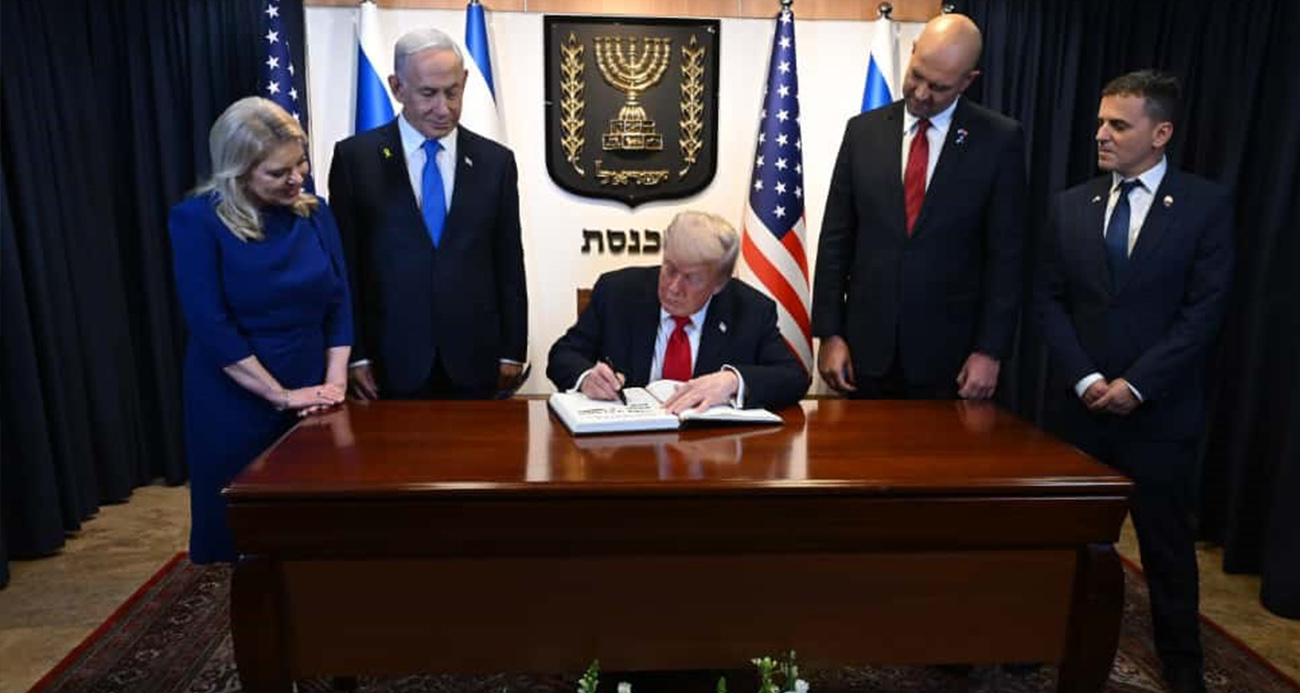 Trump, İsrail Meclisi’nde ziyaretçi defterini imzaladı