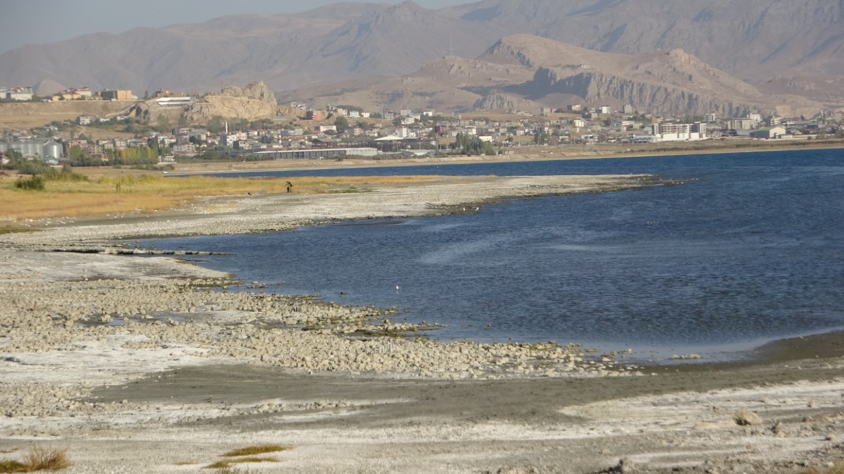 Van Gölü alarm veriyor: 3 kilometreye ulaşan çekilme gölün şeklini değiştirdi