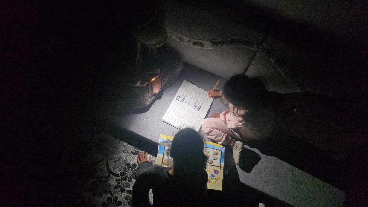 Hakkari’de karanlıkta ders: Akbay ailesi elektrik istiyor