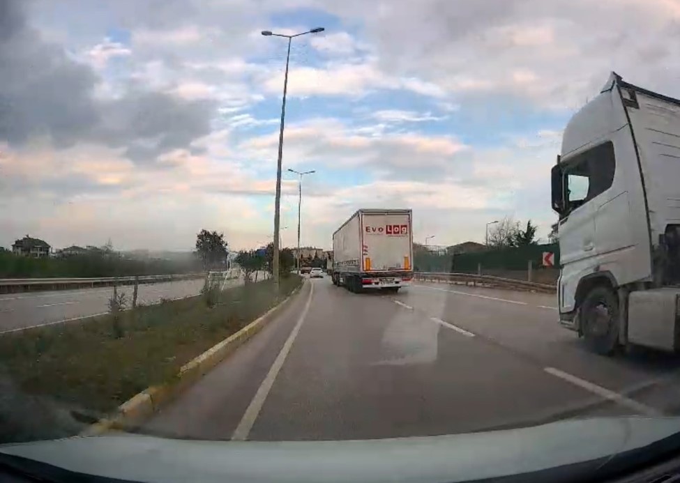 Bandırma’da tırın tehlikeli manevraları araç kamerasına yansıdı