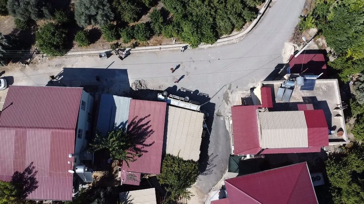 Kamyonet 2 evin arasındaki depoya girdi, yaralılar ekiplerin çalışmasıyla kurtarıldı