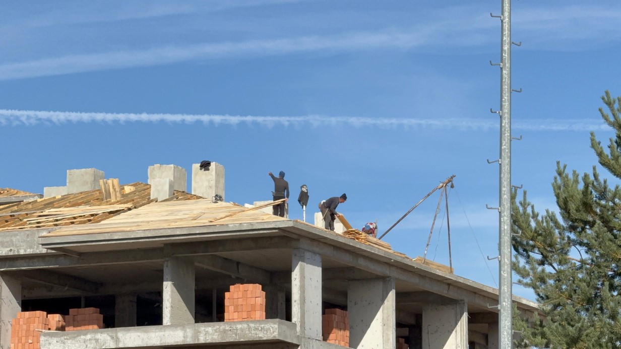 Çatıda tedbirsiz çalışan işçiler yürekleri ağza getirdi