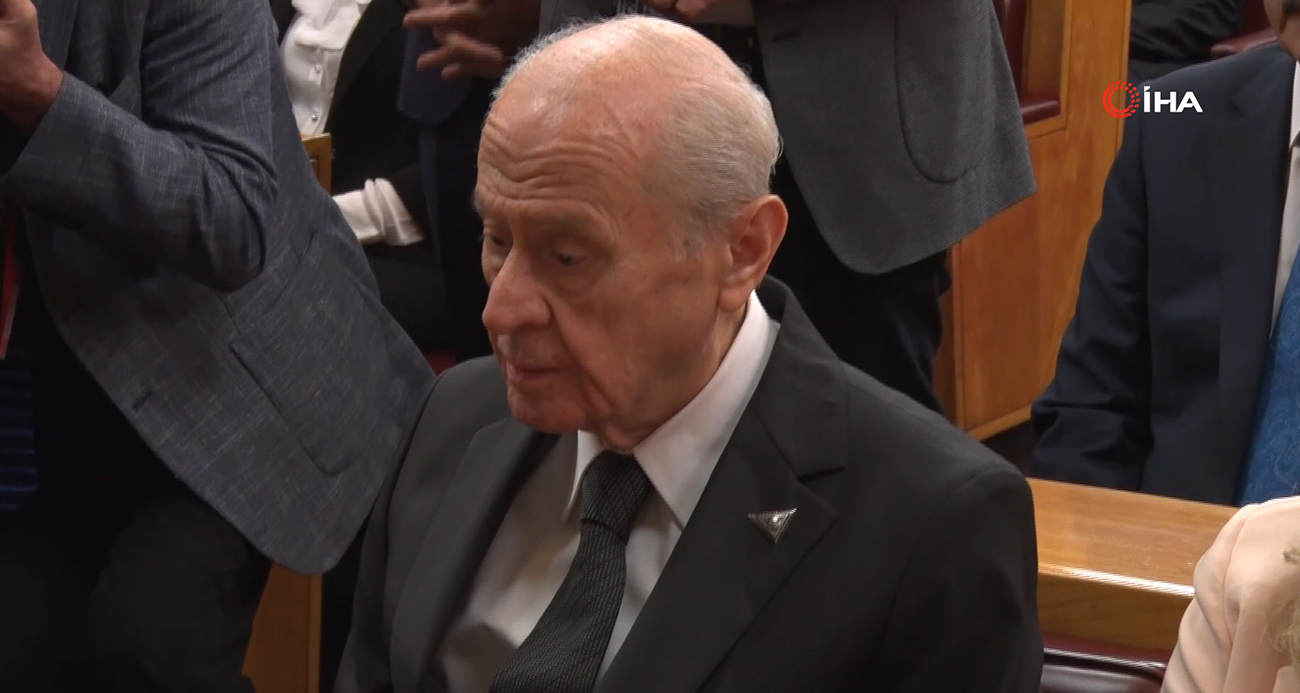 Bahçeli'nin taktığı rozet ve yüzükte dikkat çeken detay!