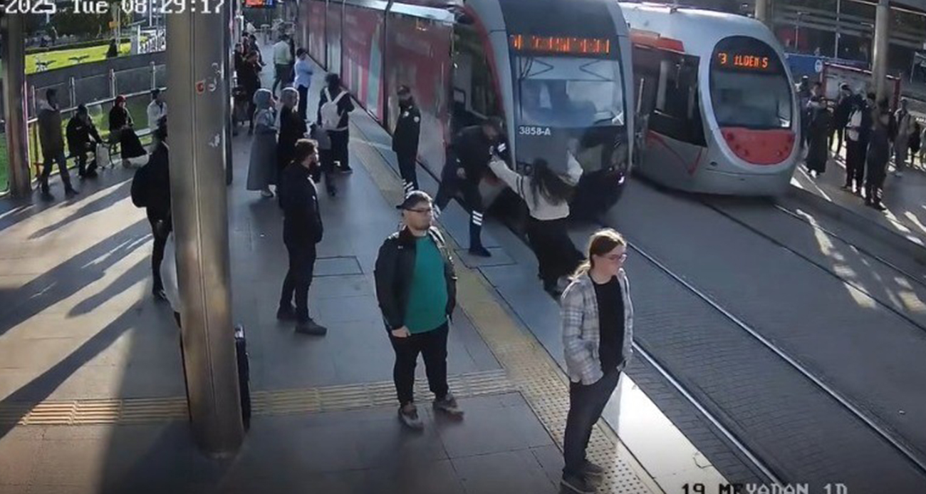 Güvenlik görevlisi genç kızı tramvayın altında kalmaktan son anda kurtardı: O anlar kameraya yansıdı
