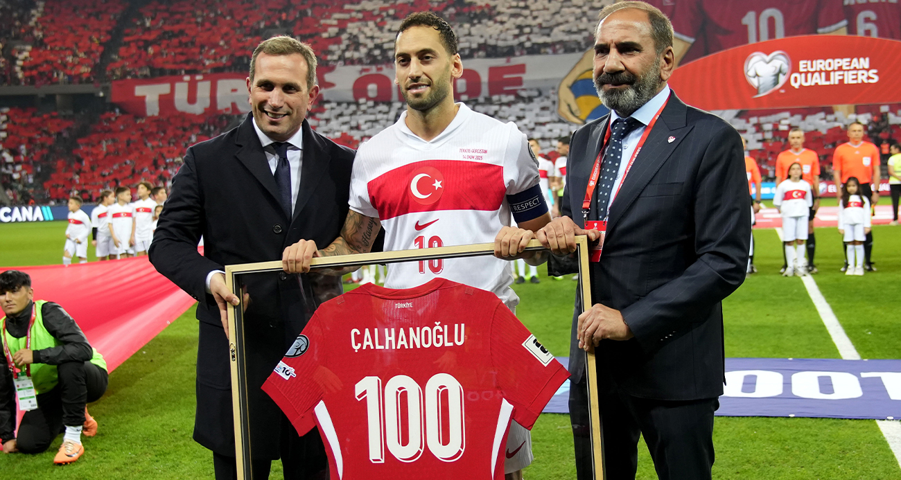 A Milli Takım’da 100. maçına çıkan Hakan Çalhanoğlu’na plaket