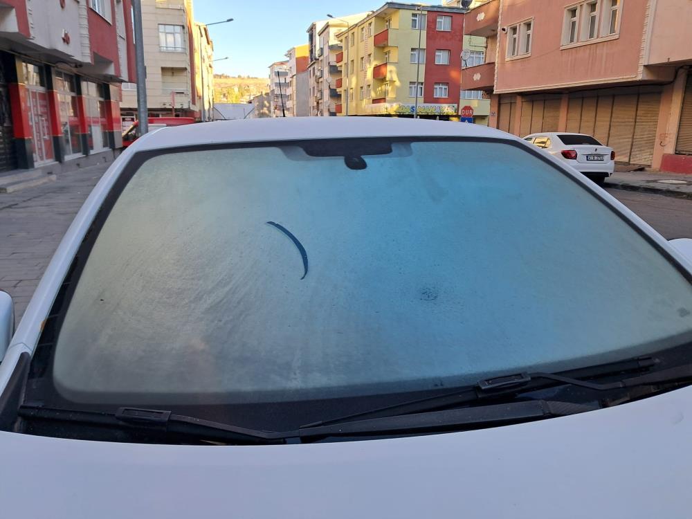 Kars buz kesti: Termometreler eksi 7’yi görünce araç camları buz tuttu