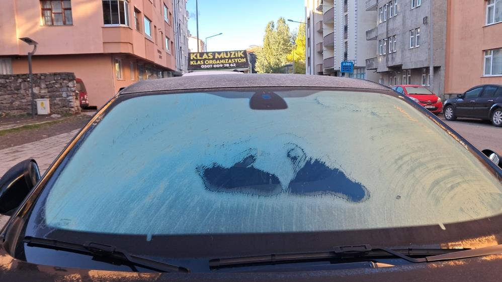 Kars buz kesti: Termometreler eksi 7’yi görünce araç camları buz tuttu